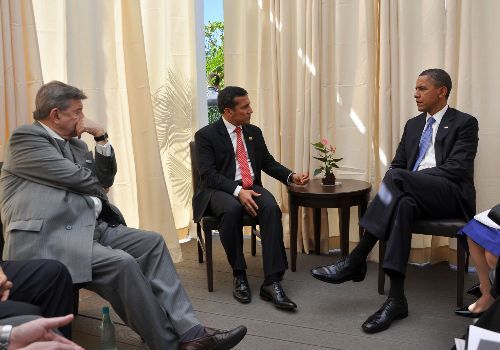 Ollanta Humala, saluda a su homólogo estadounidense, Barack Obama, en APEC