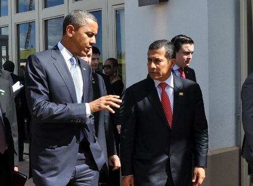 Ollanta Humala, saluda a su homólogo estadounidense, Barack Obama, en APEC