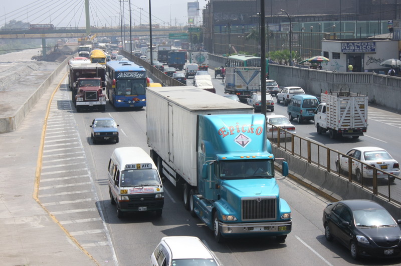 Camiones de carga transitan por la panamericana norte llevando mercadería a los pueblos más lejanos de lima