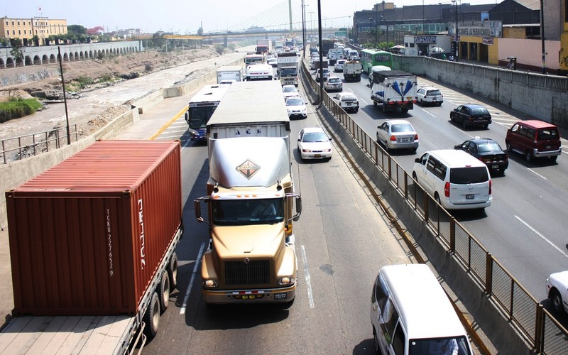 Camiones de carga transitan por la panamericana norte llevando mercadería a los pueblos más lejanos de lima