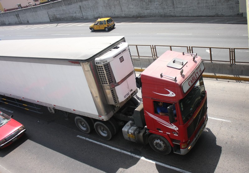 Camiones de carga transitan por la panamericana norte llevando mercadería a los pueblos más lejanos de lima