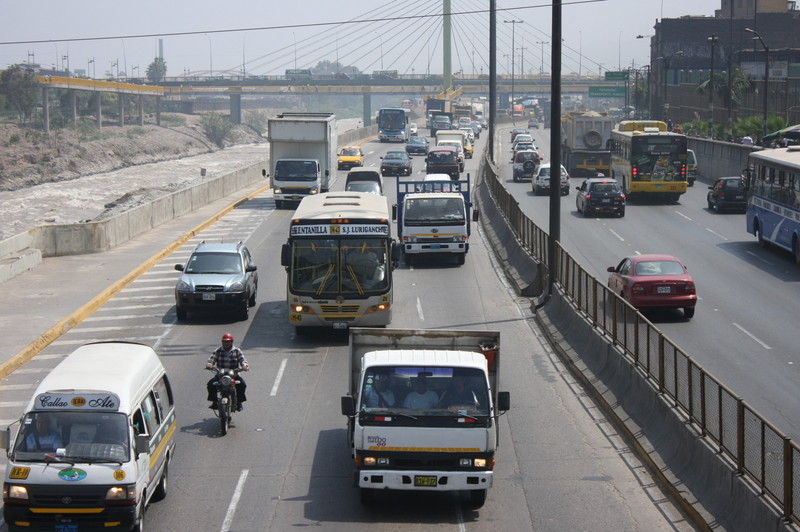 Camiones de carga transitan por la panamericana norte llevando mercadería a los pueblos más lejanos de lima