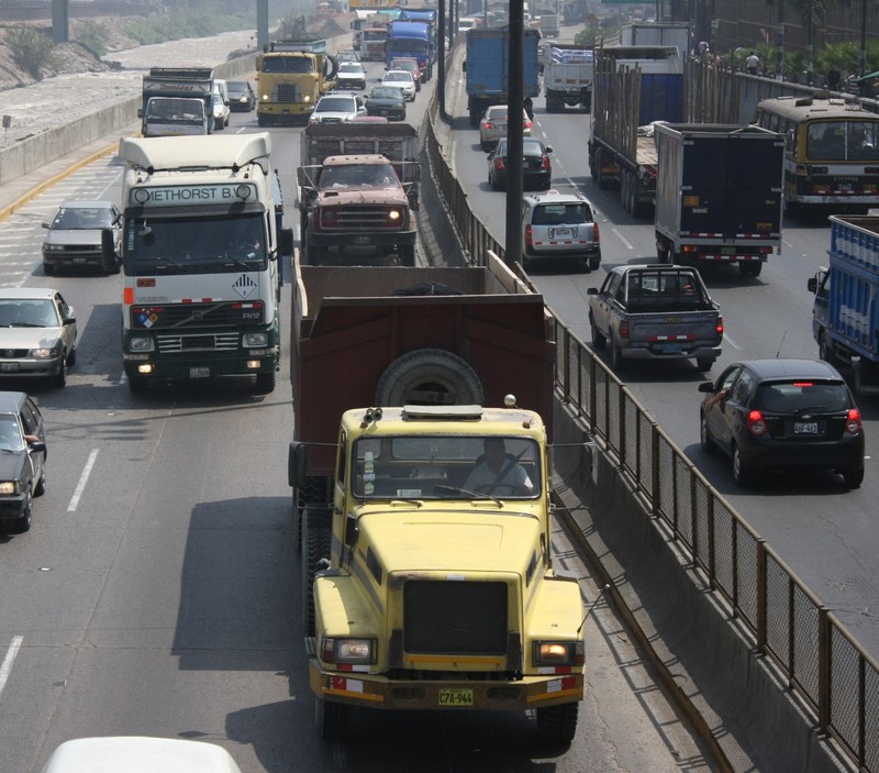 Camiones de carga transitan por la panamericana norte llevando mercadería a los pueblos más lejanos de lima