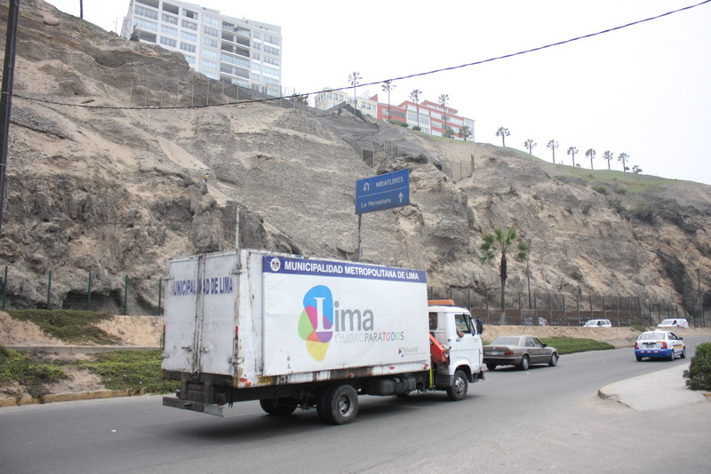 Muro de 10 metros se derrumba en Bajada Balta de la Costa Verde