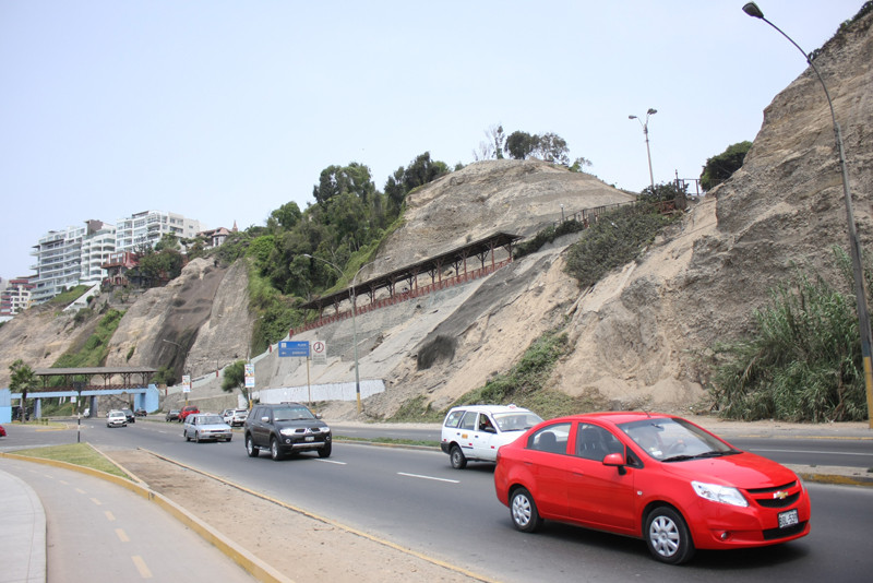 Muro de 10 metros se derrumba en Bajada Balta de la Costa Verde