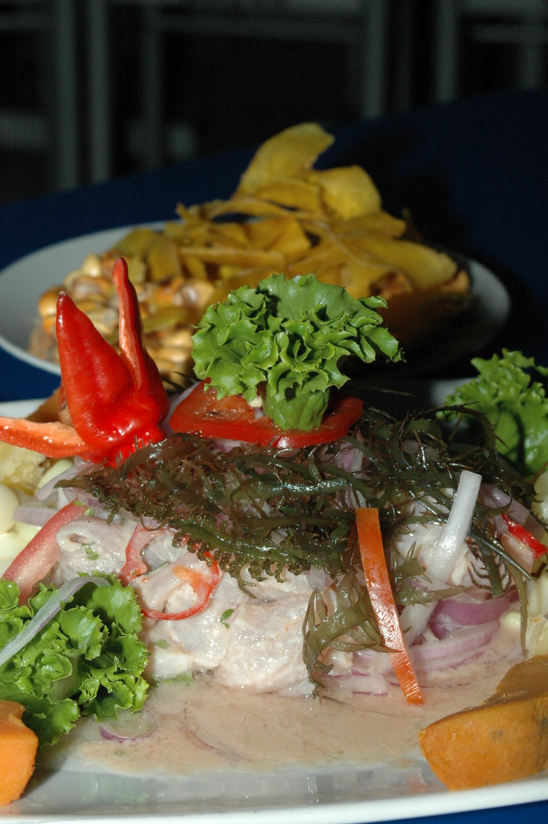 El ceviche plato de bandera uno de los platos peruanos considerado emblema nacional por excelencia