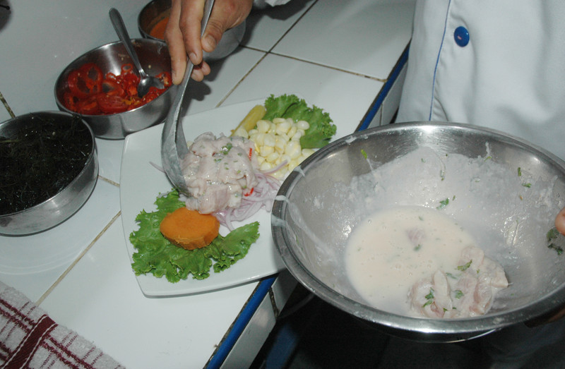 El ceviche plato de bandera uno de los platos peruanos considerado emblema nacional por excelencia