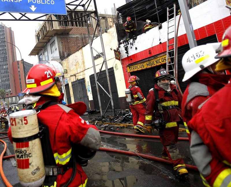 Un voraz incendio se produjo en la cuadra nueve de la Avenida Abancay en pleno centro de Lima