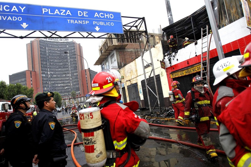 Un voraz incendio se produjo en la cuadra nueve de la Avenida Abancay en pleno centro de Lima