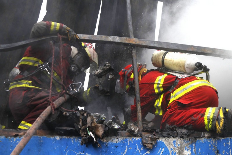 Un voraz incendio se produjo en la cuadra nueve de la Avenida Abancay en pleno centro de Lima