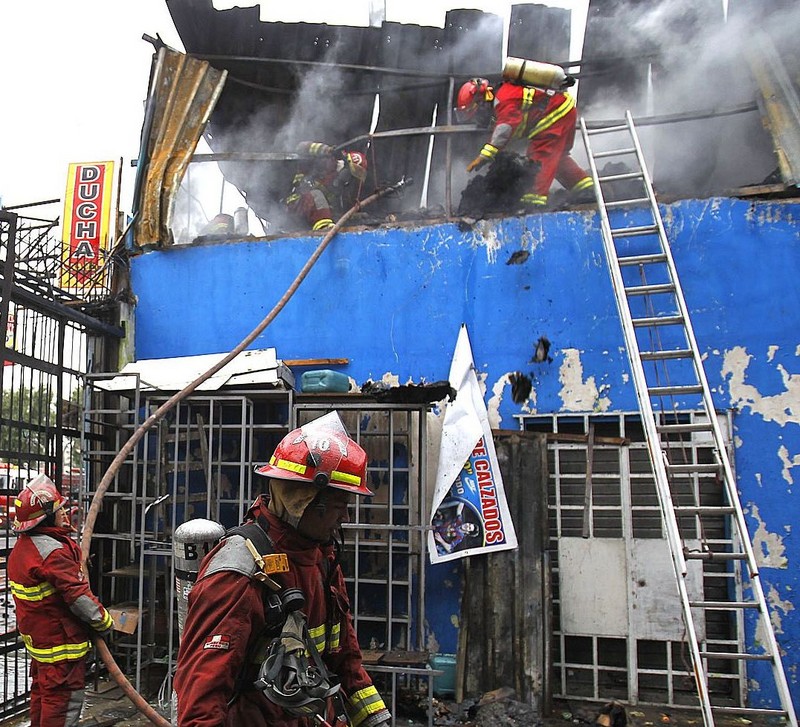 Un voraz incendio se produjo en la cuadra nueve de la Avenida Abancay en pleno centro de Lima