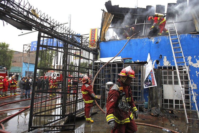 Un voraz incendio se produjo en la cuadra nueve de la Avenida Abancay en pleno centro de Lima
