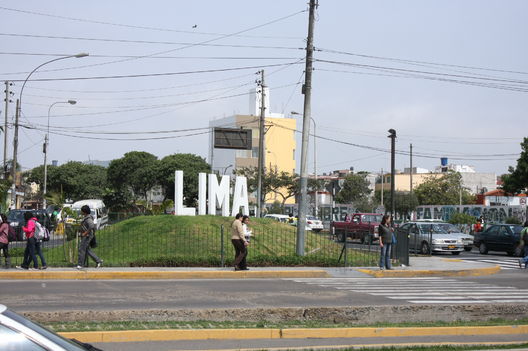 Imágenes del cruce de las  Avenida Universitaria y Bolivia