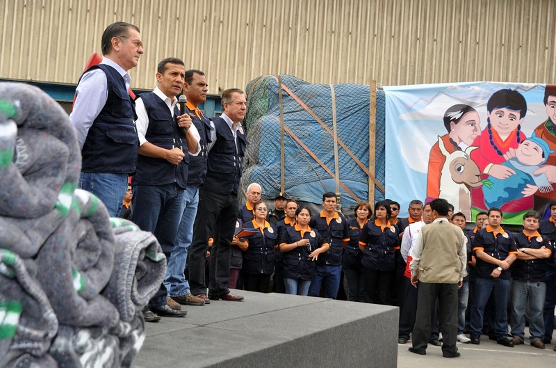 Presidente Ollanta Humala visitó almacenes del Indeci para dar inicio a la  ayuda humanitaria hacia las zonas alto andinas