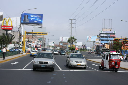 Vistas del transporte público en la Avenida de La Marina, una arteria principal de Lima