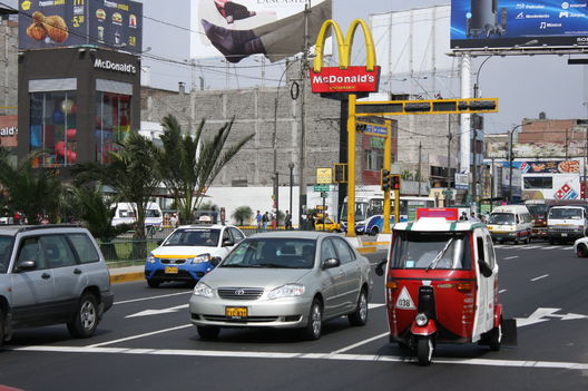 Vistas del transporte público en la Avenida de La Marina, una arteria principal de Lima