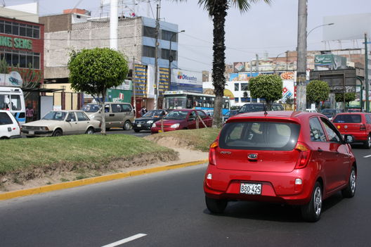 Vistas del transporte público en la Avenida de La Marina, una arteria principal de Lima