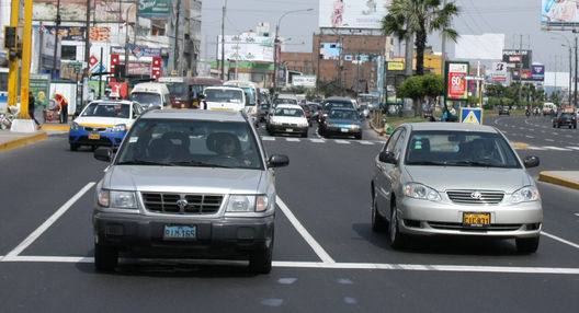 Vistas del transporte público en la Avenida de La Marina, una arteria principal de Lima