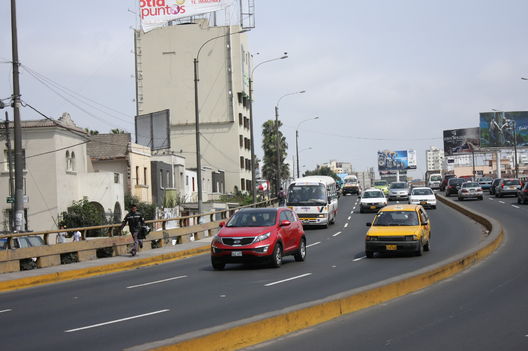 Vistas del transporte público en la Avenida de La Marina, una arteria principal de Lima