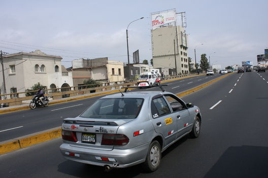 Vistas del transporte público en la Avenida de La Marina, una arteria principal de Lima