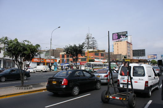Vistas del transporte público en la Avenida de La Marina, una arteria principal de Lima