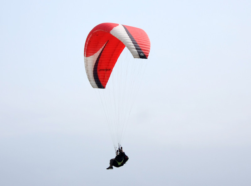 Descubre la sensación de volar en parapente en la Costa Verde en Miraflores