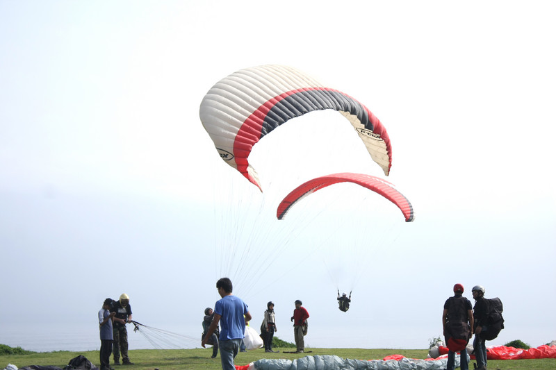 Descubre la sensación de volar en parapente en la Costa Verde en Miraflores