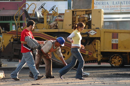 Operarios municipales, Asfaltando pistas en las calles de Lima