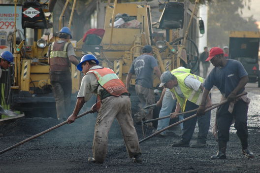Operarios municipales, Asfaltando pistas en las calles de Lima