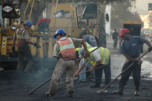 Operarios municipales, Asfaltando pistas en las calles de Lima