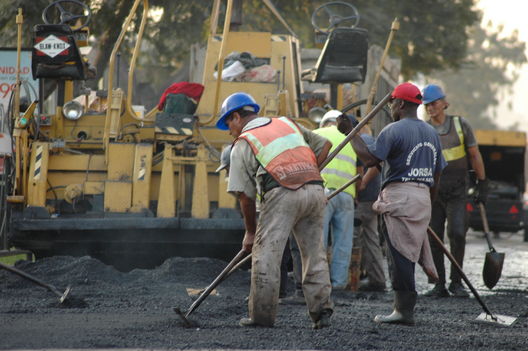 Operarios municipales, Asfaltando pistas en las calles de Lima