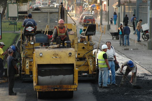 Operarios municipales, Asfaltando pistas en las calles de Lima