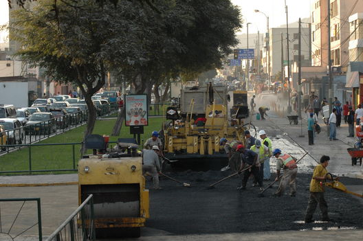 Operarios municipales, Asfaltando pistas en las calles de Lima