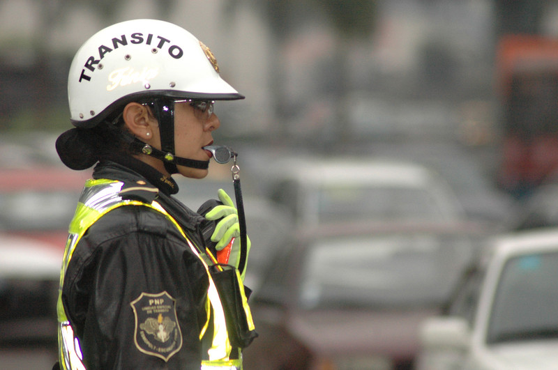 Policía fénix dirigiendo el tránsito en plena vía expresa