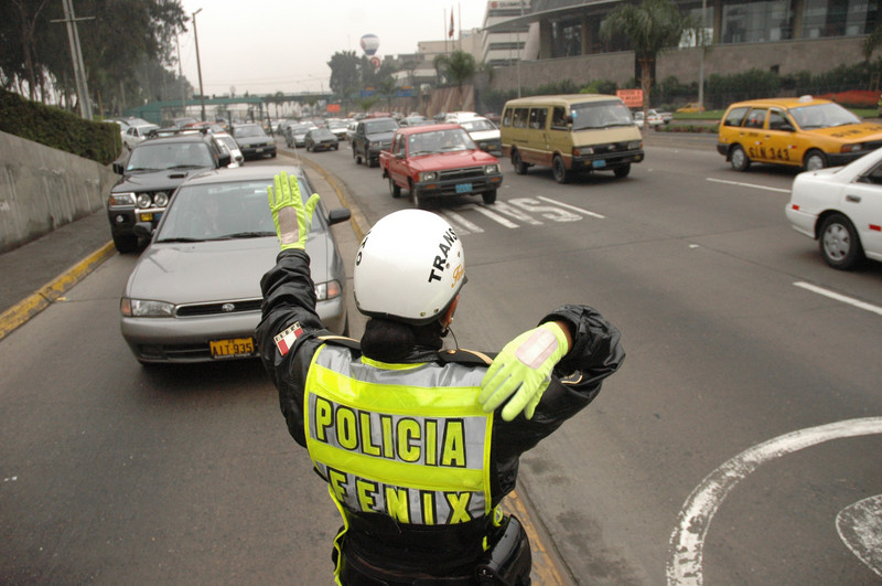 Policía fénix dirigiendo el tránsito en plena vía expresa