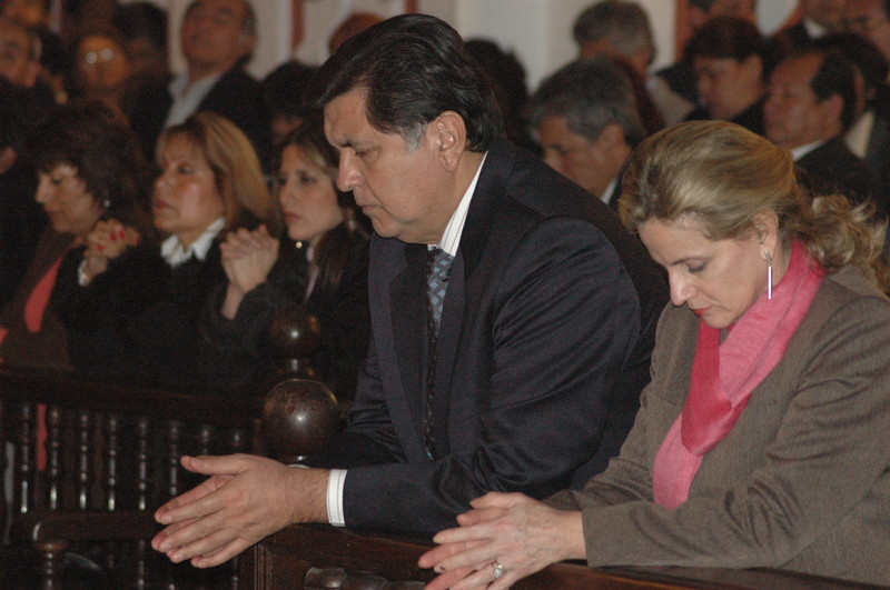 Ex presidente Alan García asiste a misa en la catedral de lima