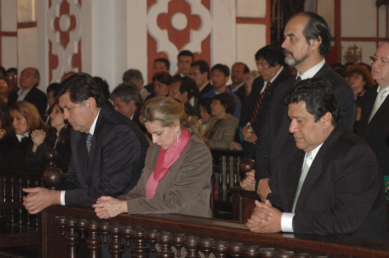 Ex presidente Alan García asiste a misa en la catedral de lima