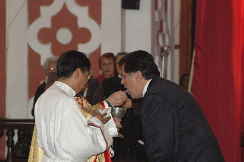 Ex presidente Alan García asiste a misa en la catedral de lima