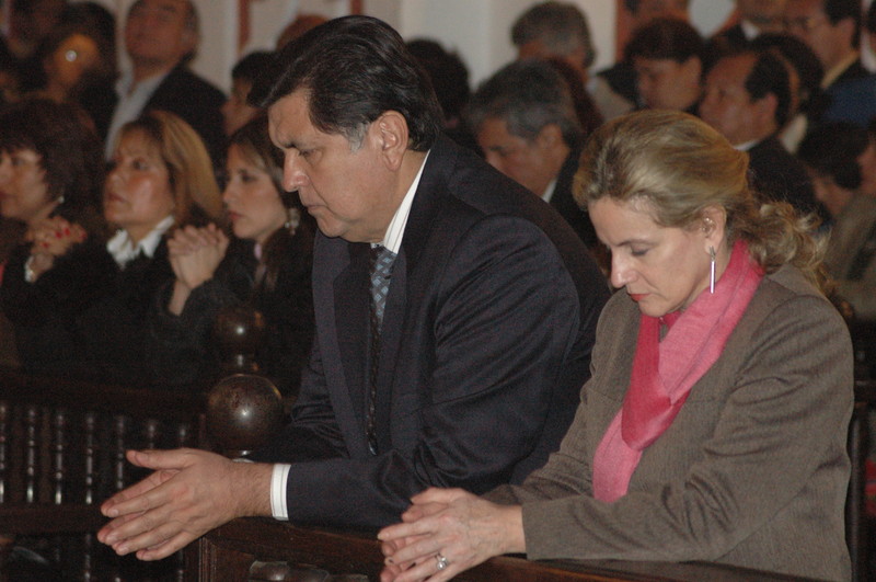 Ex presidente Alan García asiste a misa en la catedral de lima