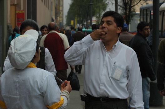 La venta de turrones continua y se luce en las pasarelas de todo Lima