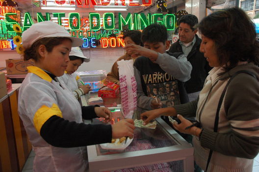 La venta de turrones continua y se luce en las pasarelas de todo Lima
