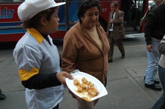 La venta de turrones continua y se luce en las pasarelas de todo Lima