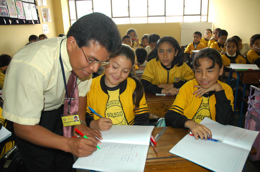 Un maestro dictando clases en el colegio Santo Domingo de Guzmán
