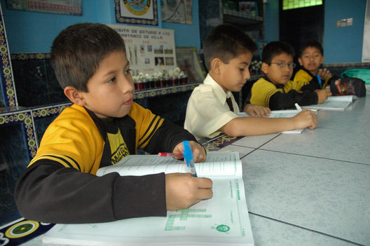 Un maestro dictando clases en el colegio Santo Domingo de Guzmán