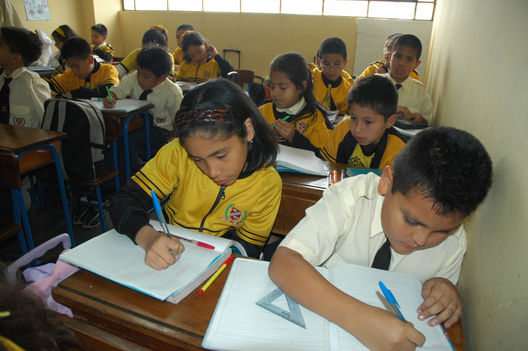 Un maestro dictando clases en el colegio Santo Domingo de Guzmán