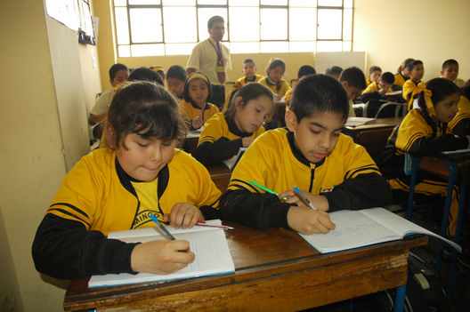 Un maestro dictando clases en el colegio Santo Domingo de Guzmán