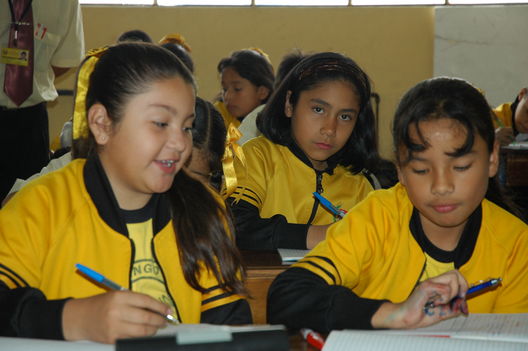 Un maestro dictando clases en el colegio Santo Domingo de Guzmán