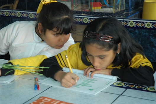 Un maestro dictando clases en el colegio Santo Domingo de Guzmán