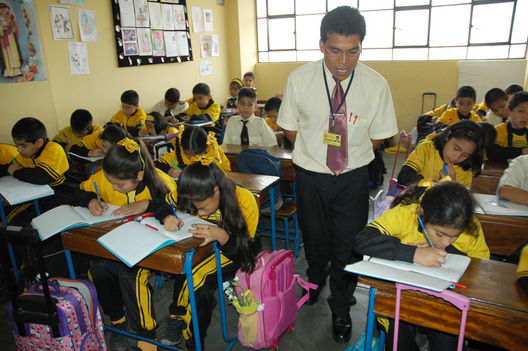 Un maestro dictando clases en el colegio Santo Domingo de Guzmán