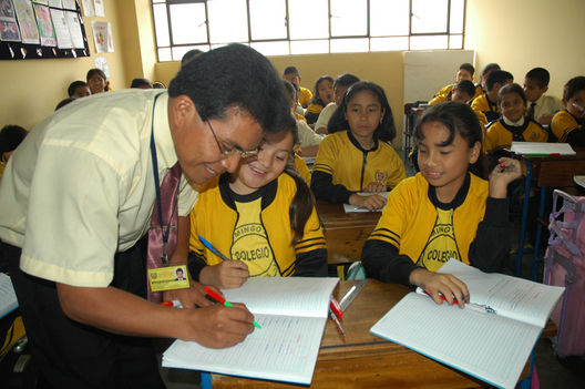 Un maestro dictando clases en el colegio Santo Domingo de Guzmán